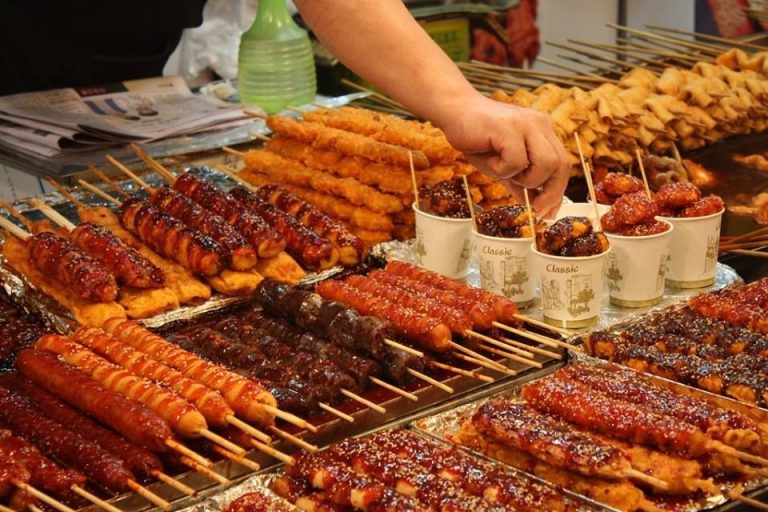 As Melhores Comidas de Rua para Experimentar ao Viajar ao Exterior